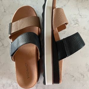 Brand new vionic sandals size 10